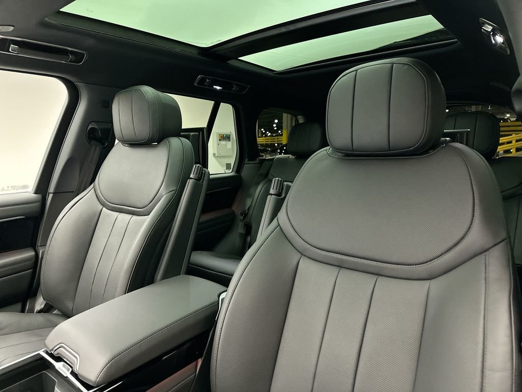 Used 2025  Land Rover SE image 9