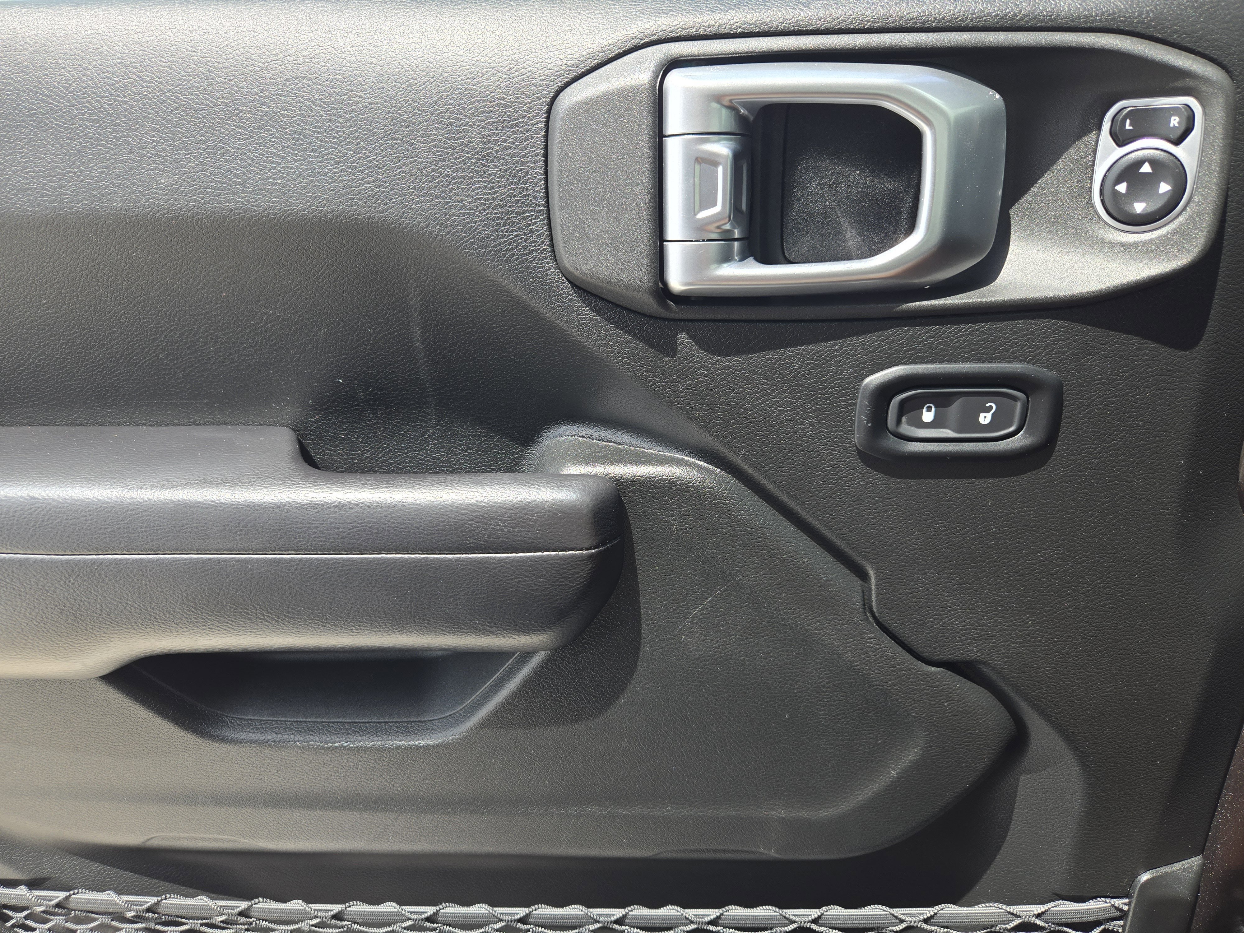 Used 2019 Granite Crystal Metallic Clearcoat Jeep Sport S image 24