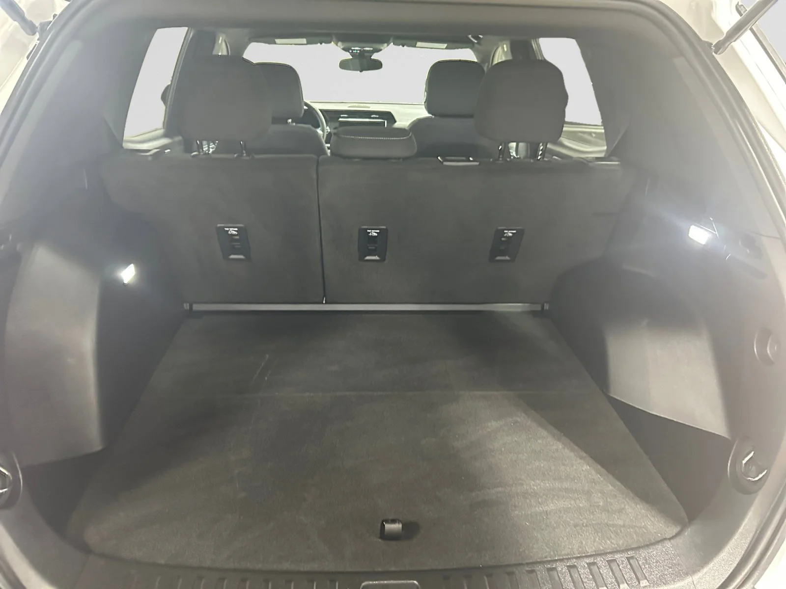 Used 2025 White GMC AWD Elevation image 10