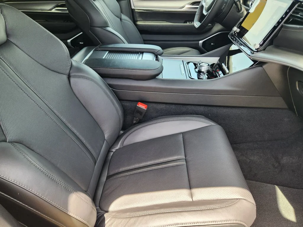 New 2026 High Gloss Black Jeep Limited Reserve image 9