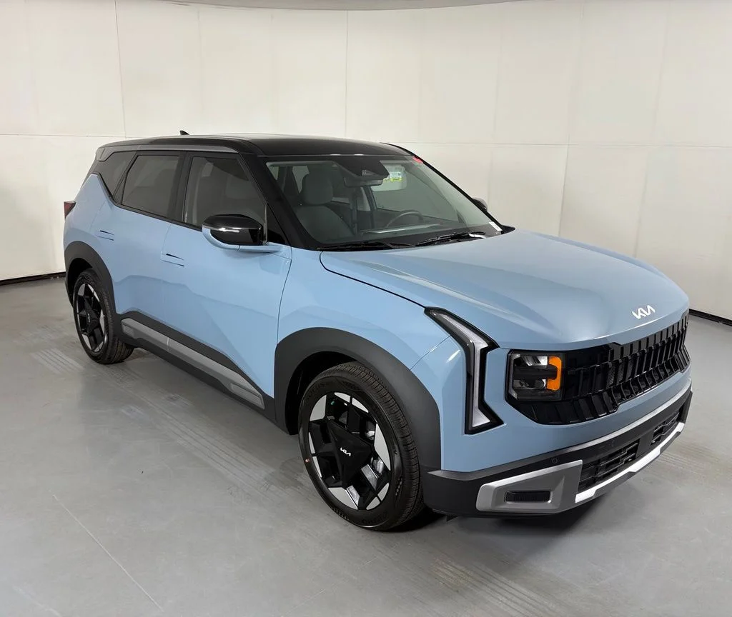 New 2027 Frost Blue / Black Roof Kia S image 2