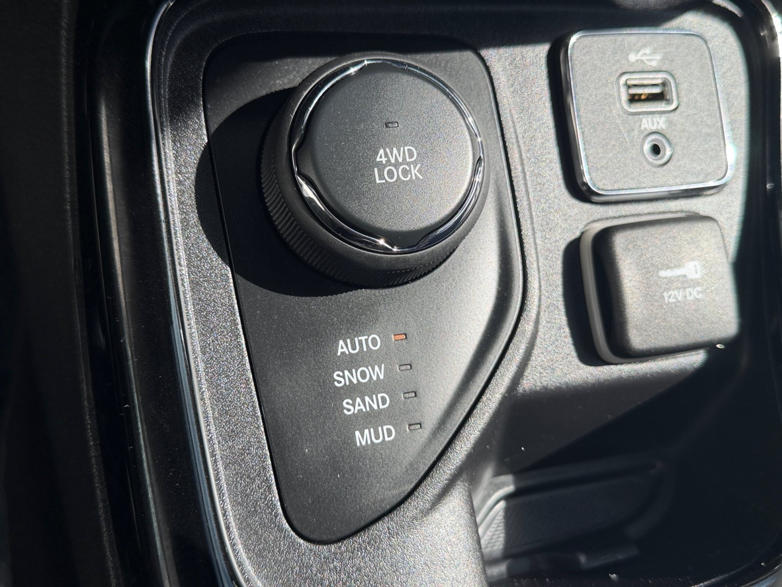 Used 2018 Billet Silver Metallic Clearcoat Jeep Limited image 24