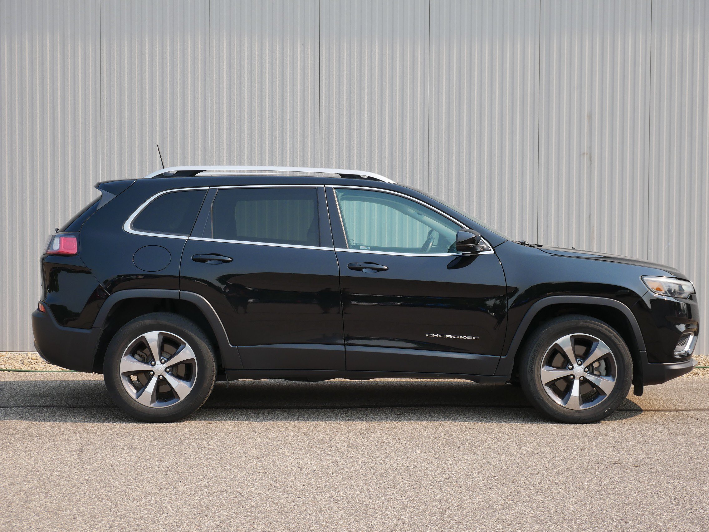 Used 2020 Diamond Black Crystal Pearlcoat Jeep Limited image 6