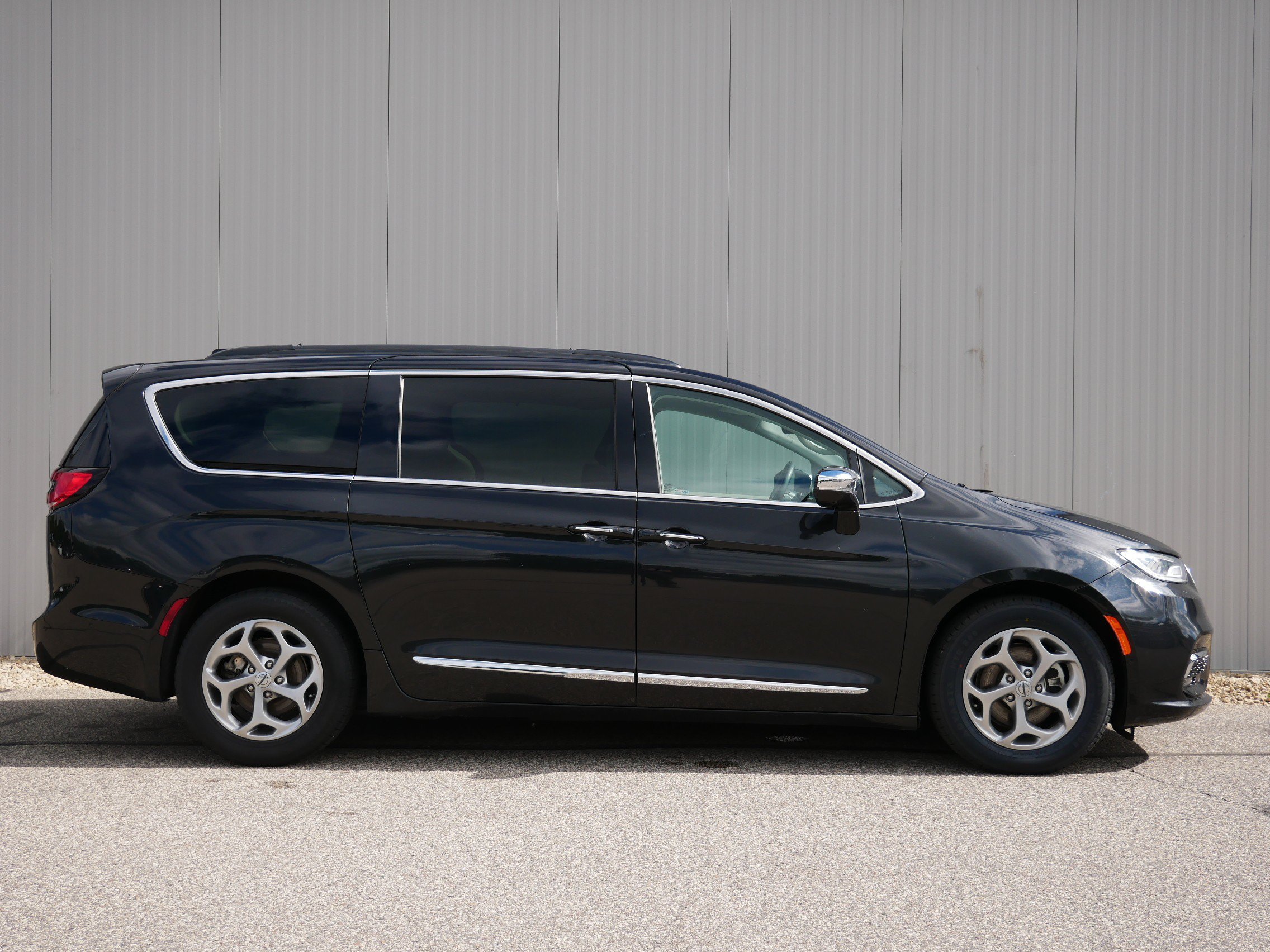 Used 2022 Brilliant Black Crystal Pearlcoat Chrysler Limited image 6