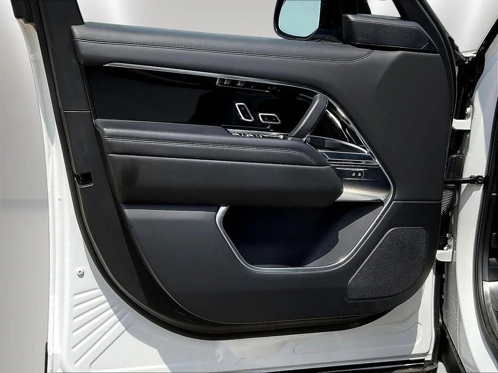 Used 2023 Fuji White Land Rover SE image 19