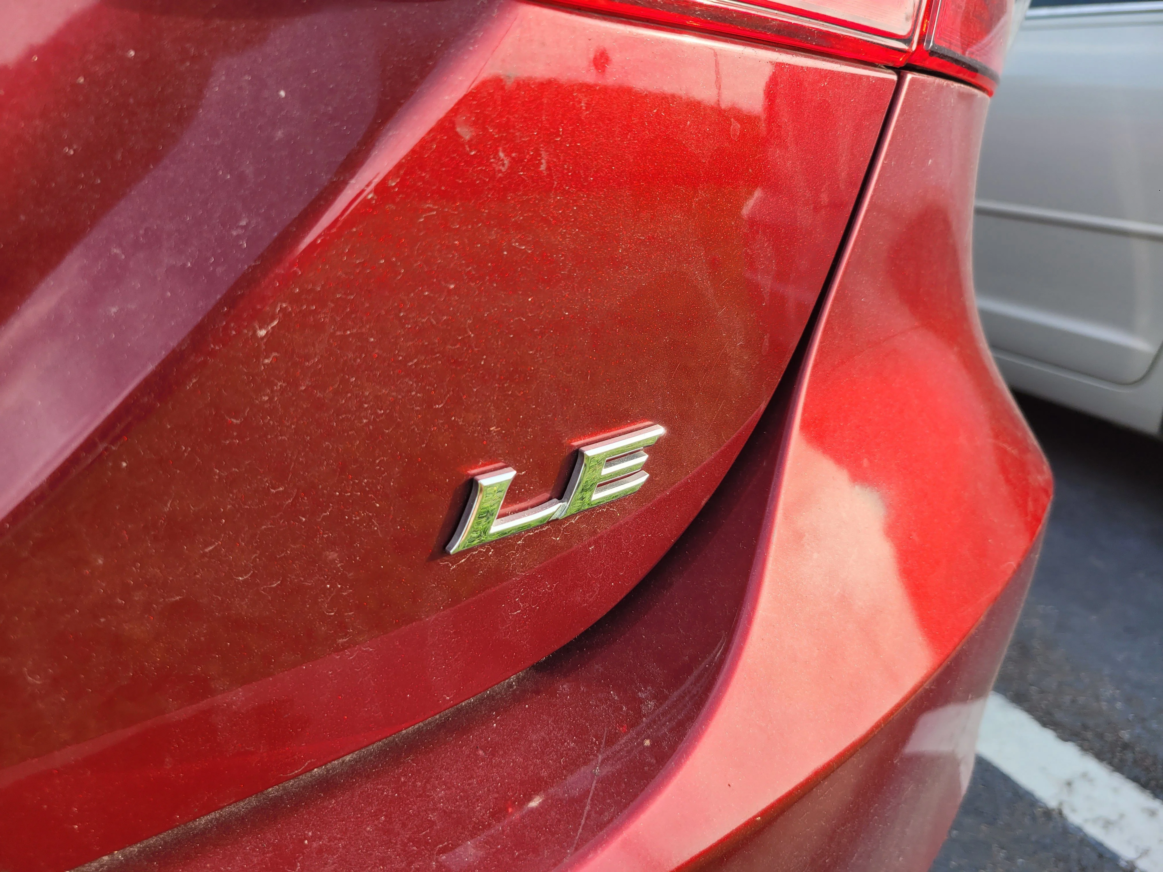Used 2018 Pearl Toyota LE image 7