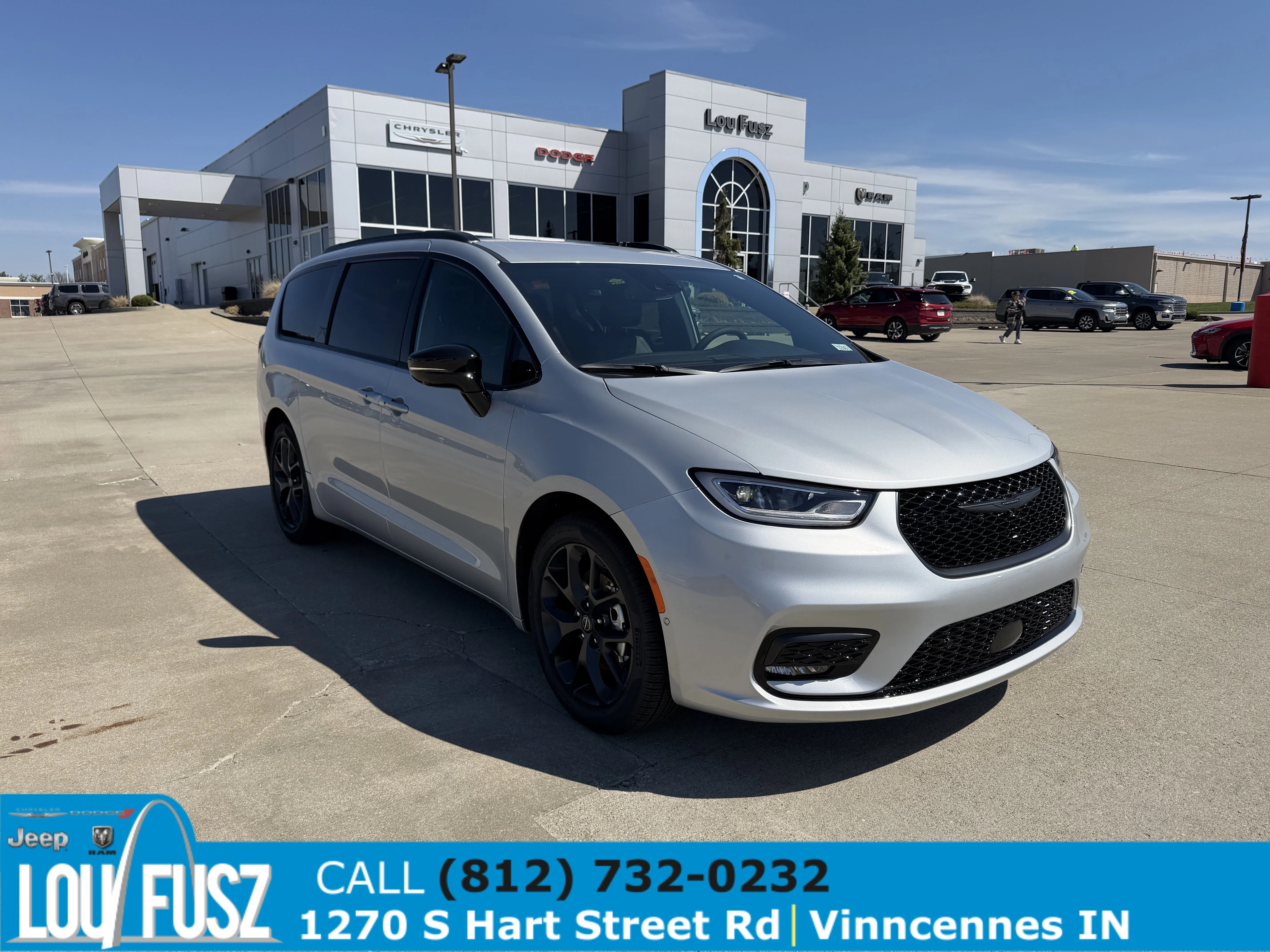 2026 Chrysler Pacifica Select's photo
