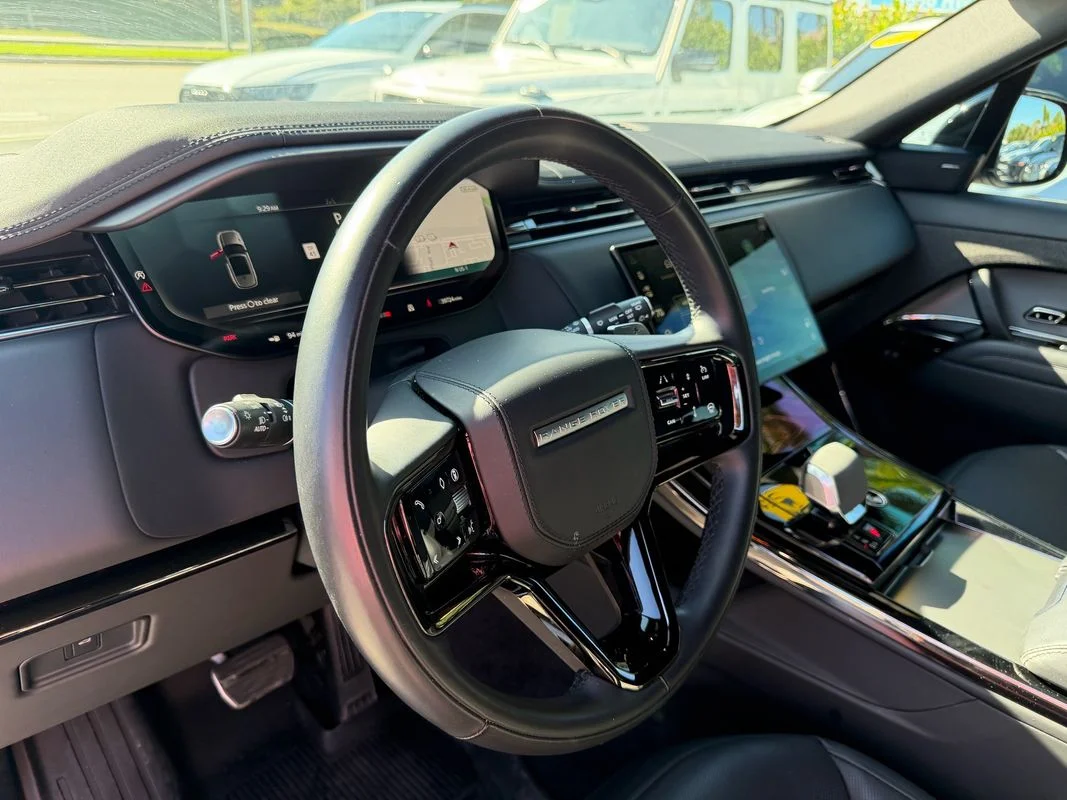Used 2024  Land Rover Dynamic SE image 10