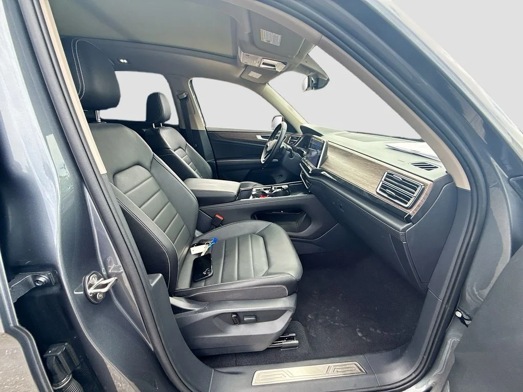 Used 2025  Volkswagen 2.0T SEL image 33
