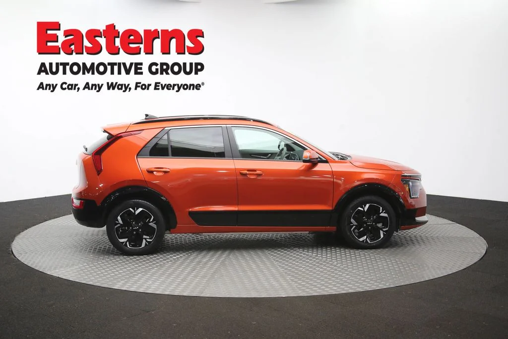 Used 2023 Red Kia Wind image 43