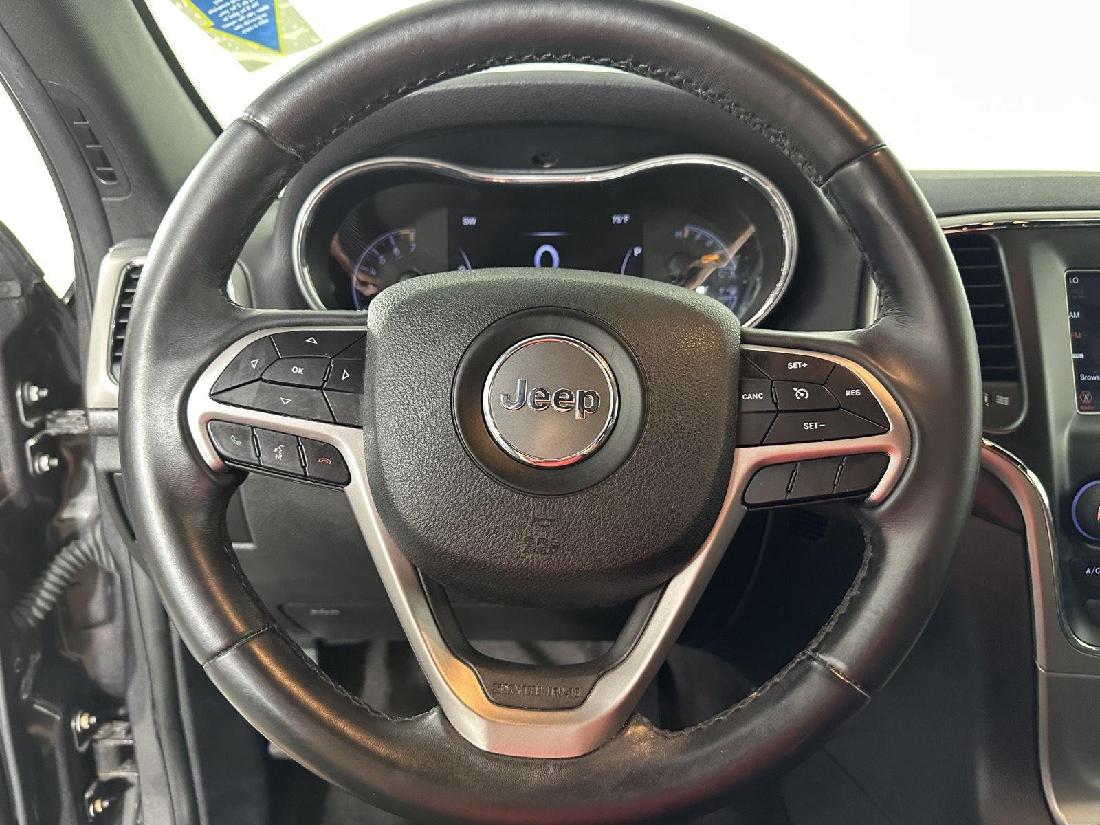 Used 2018 Granite Crystal Metallic Clearcoat Jeep Laredo E image 27