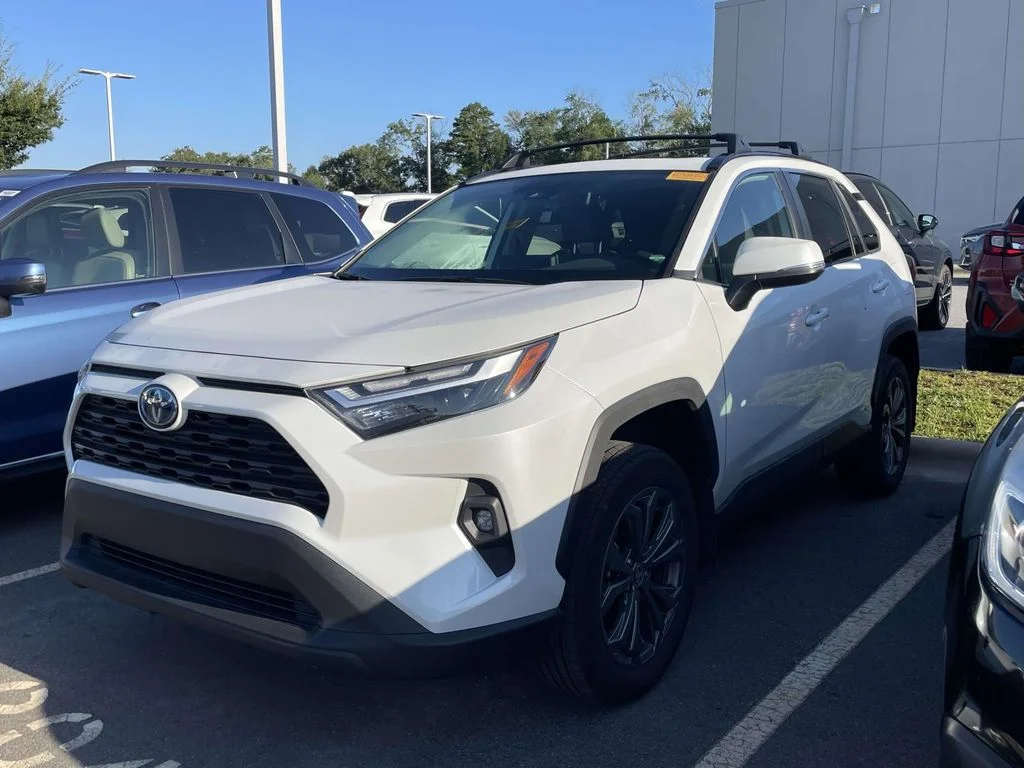 Used 2024 Wind Chill Pearl Toyota Hybrid XLE Premium image 2