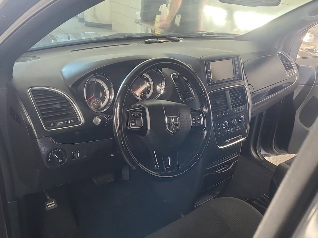 Used 2020 Gray Dodge SE Plus image 10