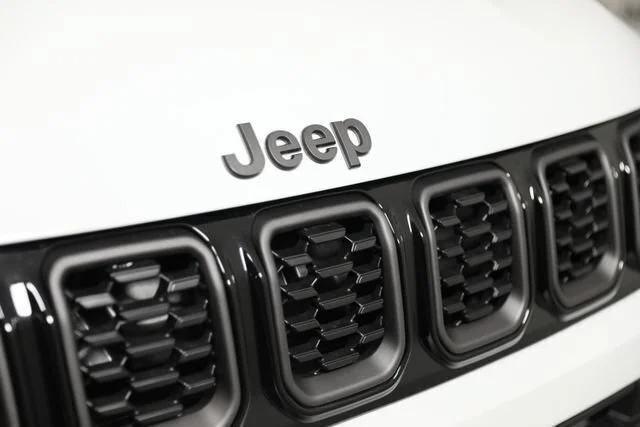 New 2026 Bright White Clear-Coat Exterior Paint Jeep Latitude image 25