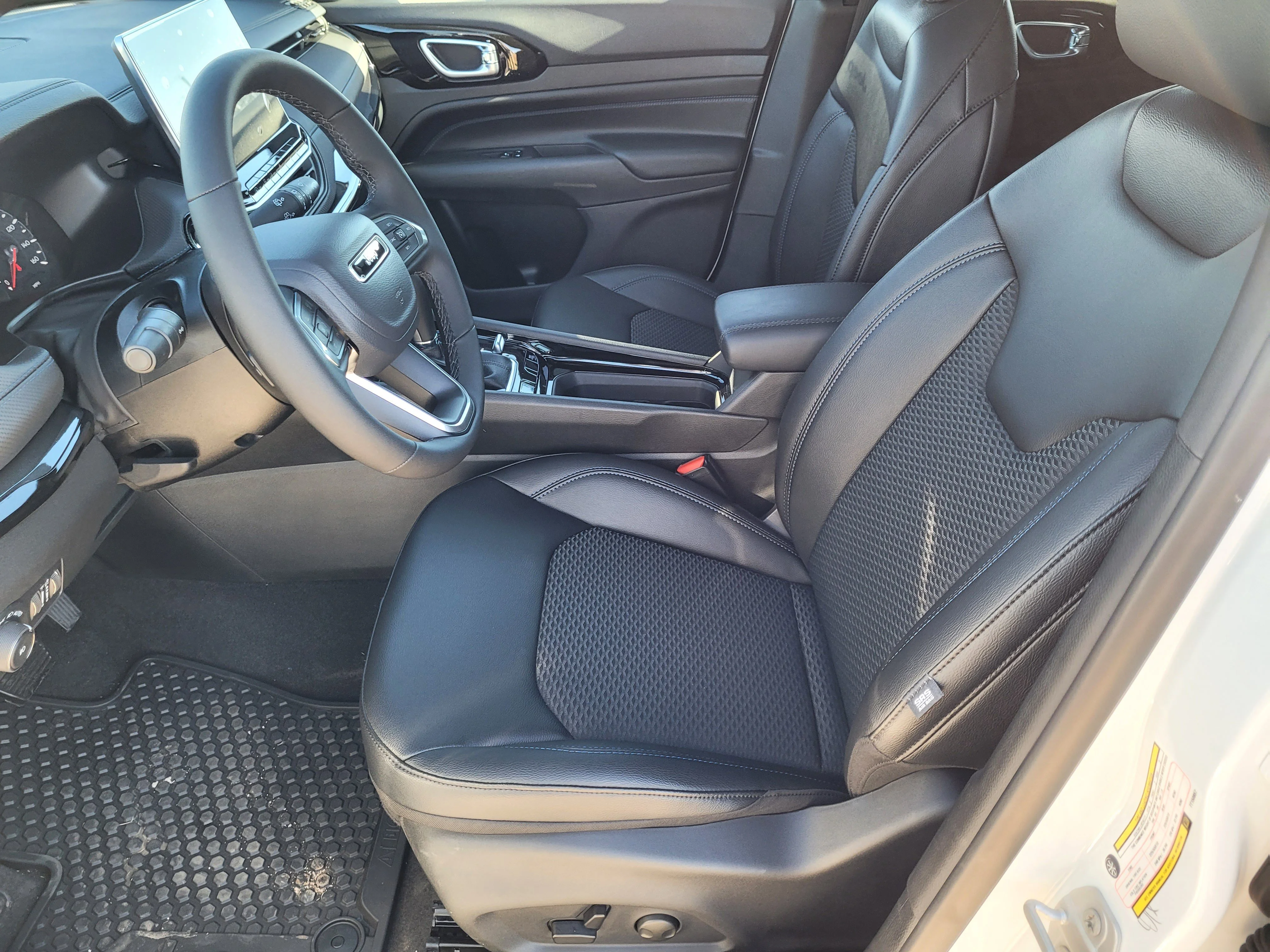 New 2026 Bright White Clearcoat Jeep Latitude image 7