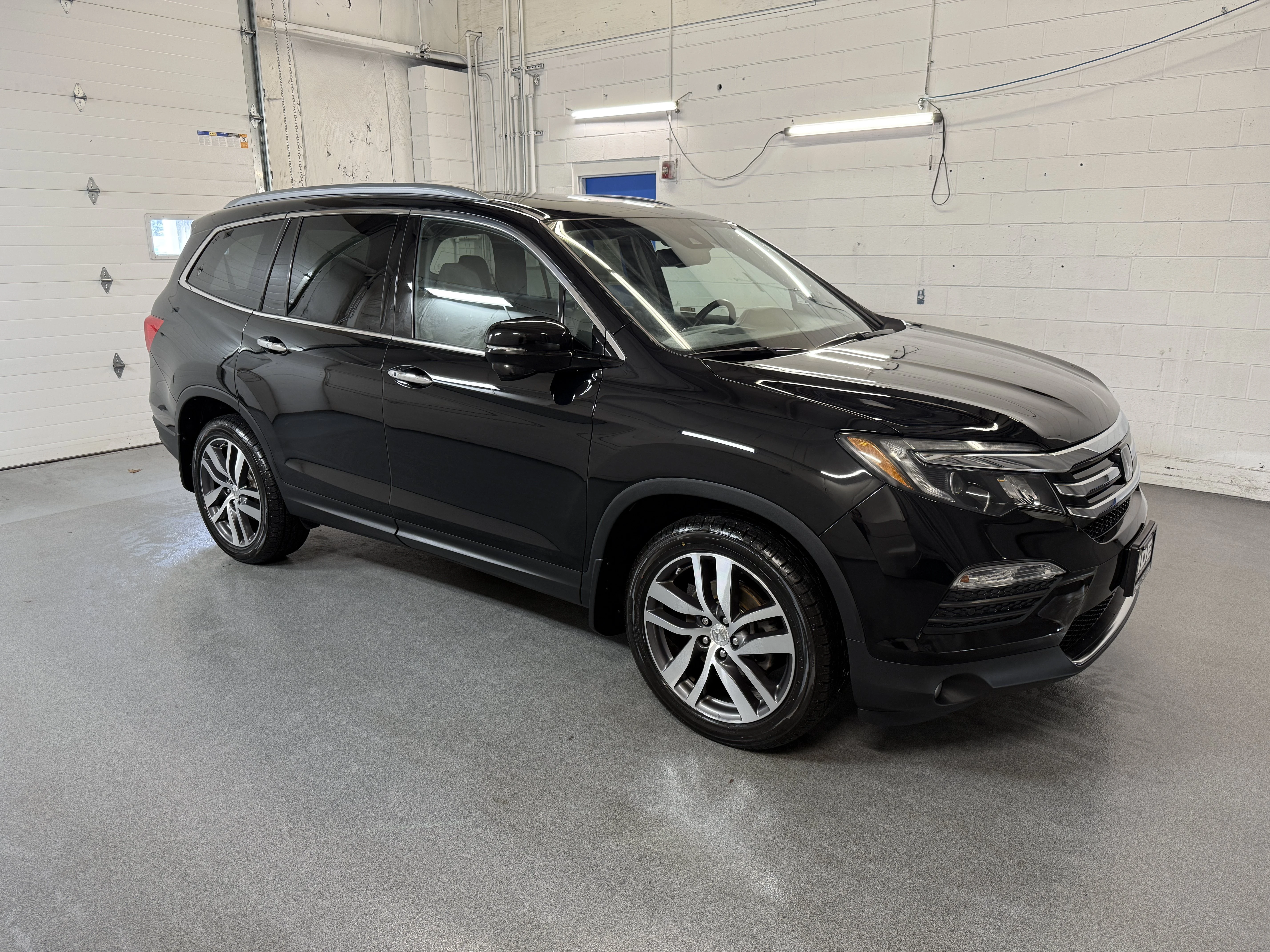 Certified Used 2018 Crystal Black Pearl Honda Touring image 11