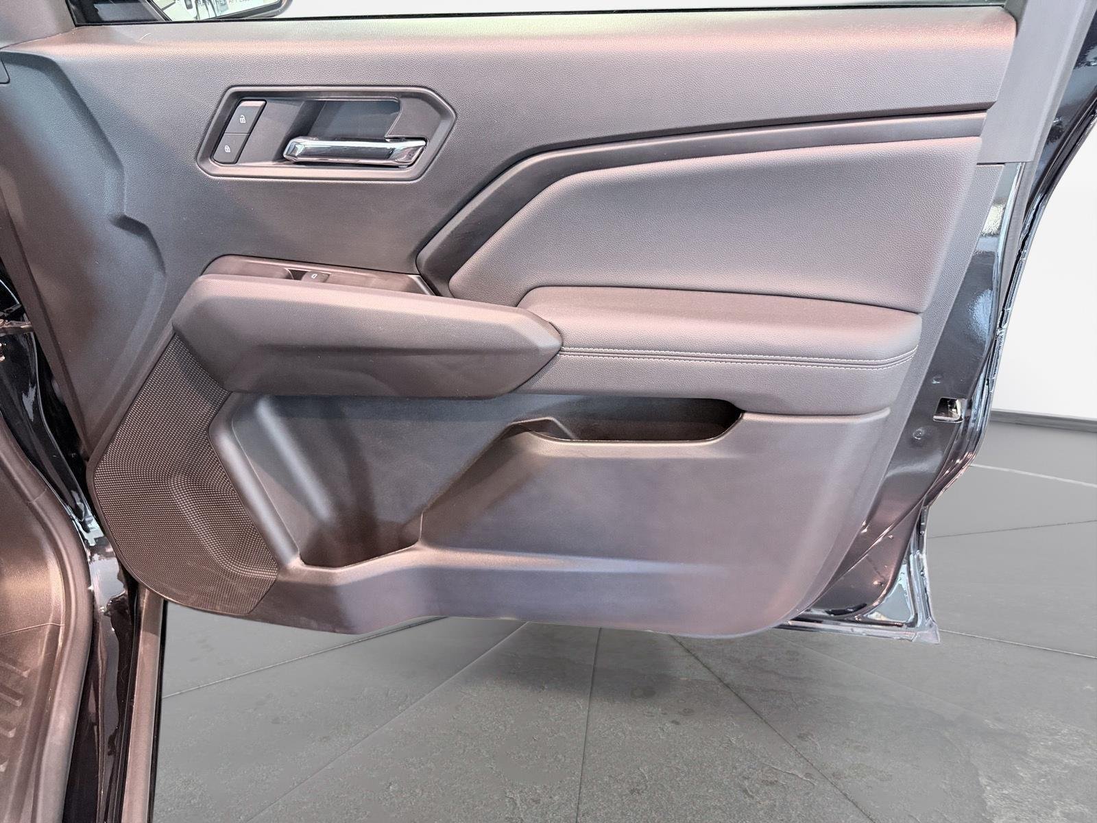 Used 2025 Onyx Black GMC Elevation image 28
