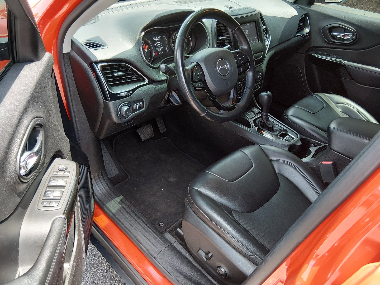 Used 2021 Spitfire Orange Clear Coat Jeep Altitude image 9