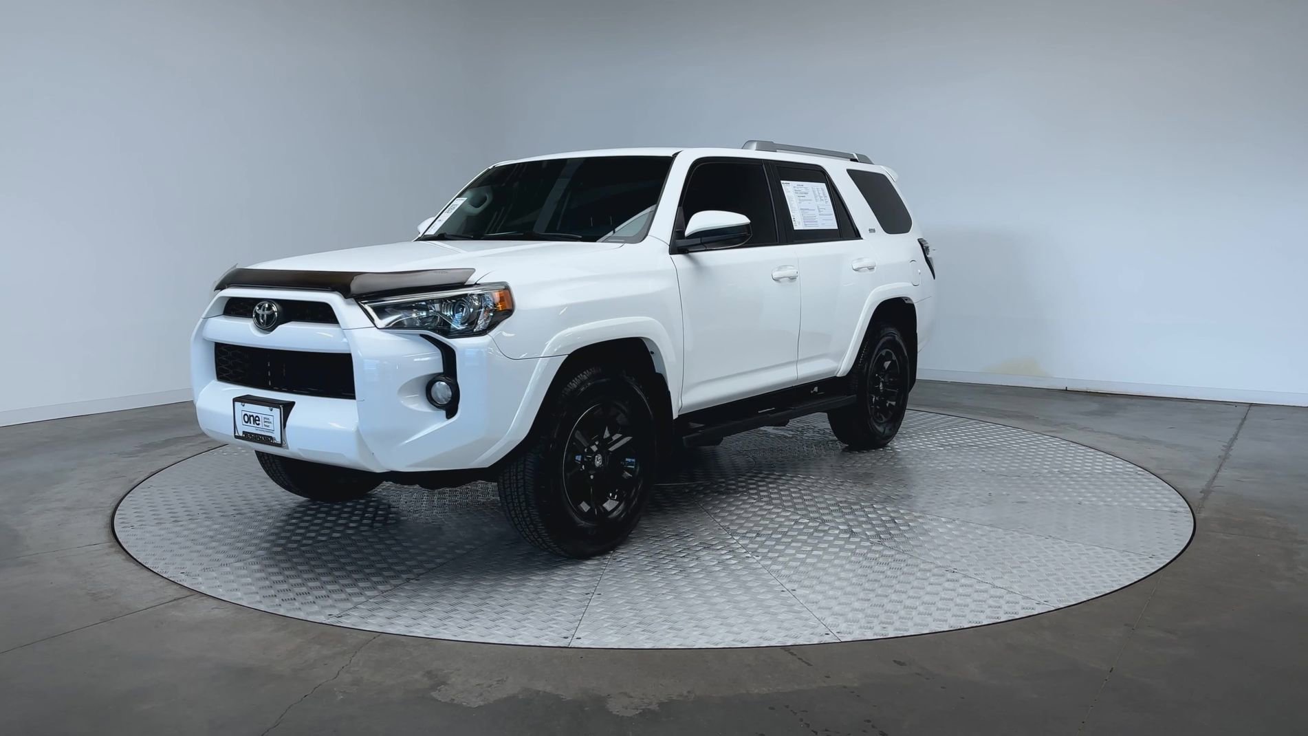 Used 2016 Super White Toyota SR5 image 4