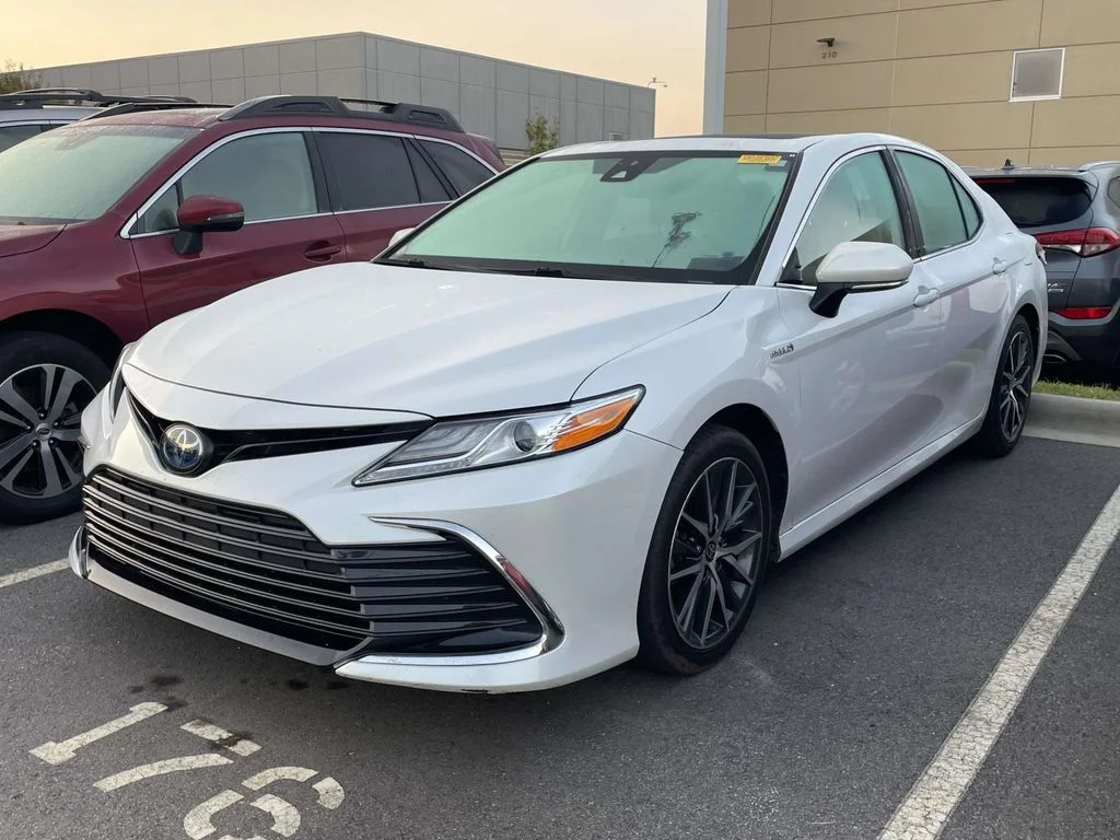 Used 2021 Wind Chill Pearl Toyota Hybrid XLE image 3