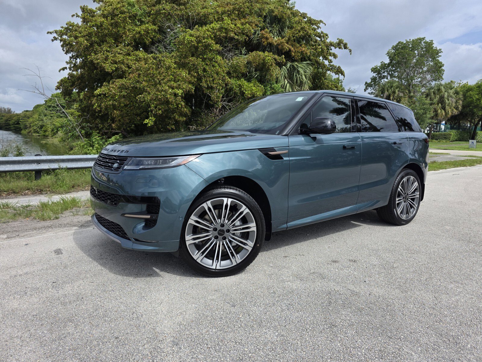 New 2026 Giola Green Land Rover Dynamic SE image 1