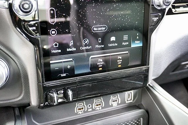 New 2026 Diamond Black Crystal Pearl-Coat Exterior Paint RAM Laramie image 36