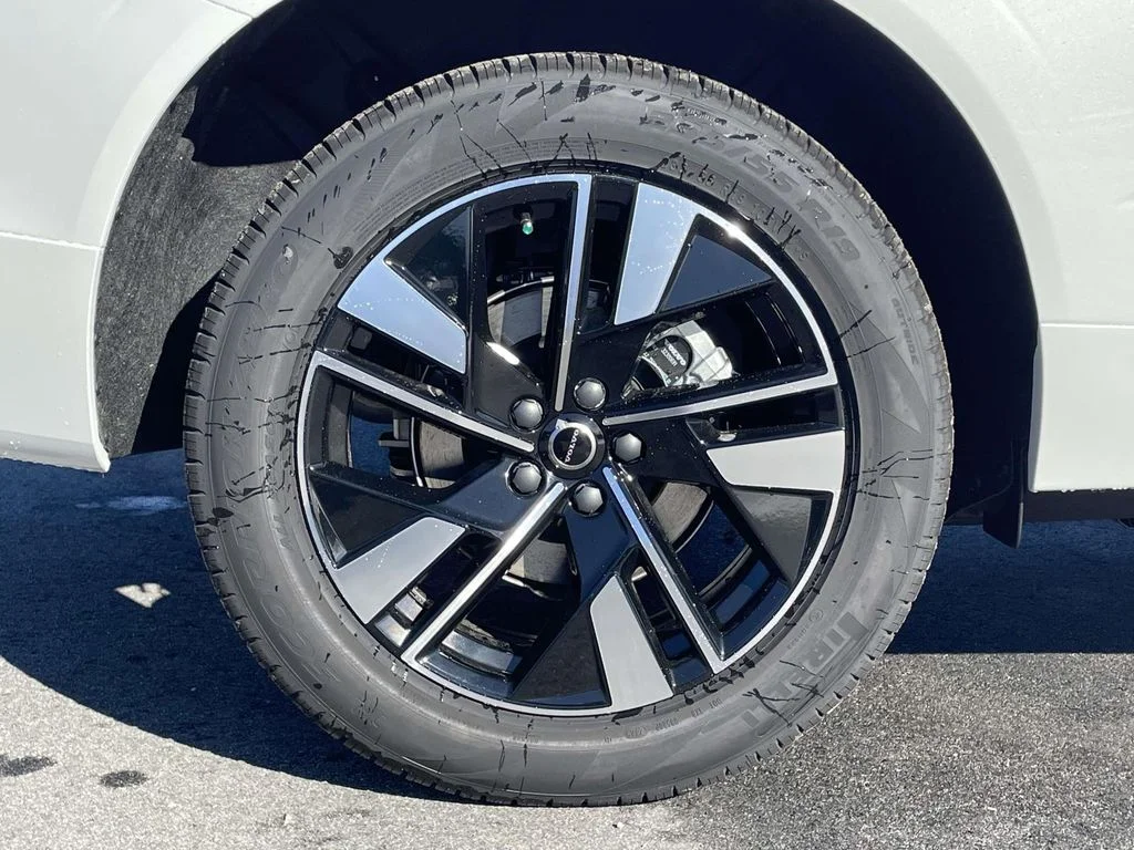 New 2026 Crystal White Volvo Plus image 30