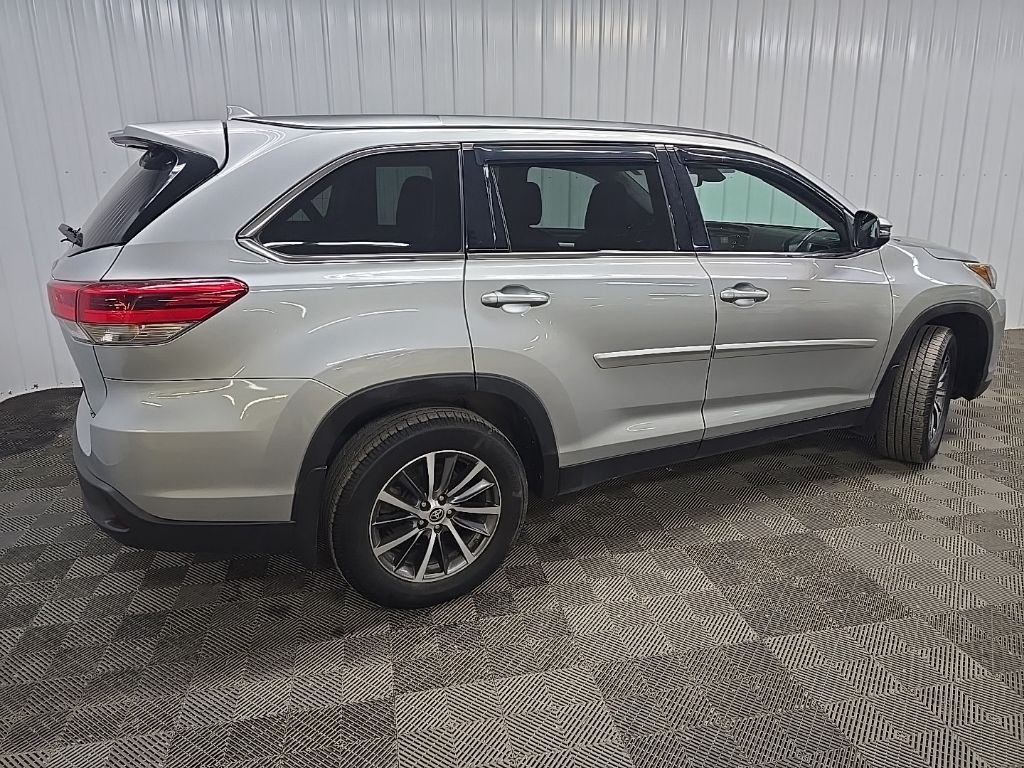 Used 2019 Silver Toyota XLE image 3