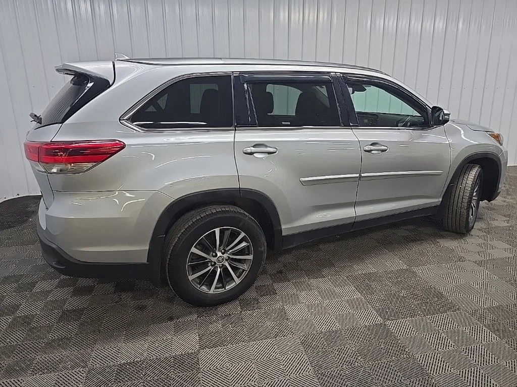 Used 2019 Silver Toyota XLE image 3