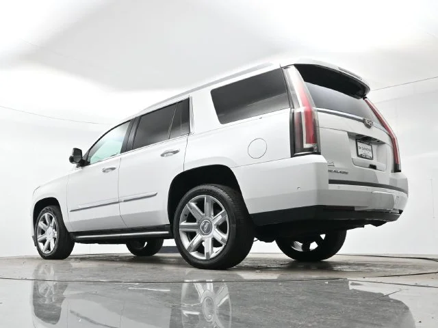 Used 2018 CRYSTAL WHITE TRICOAT Cadillac Luxury image 30