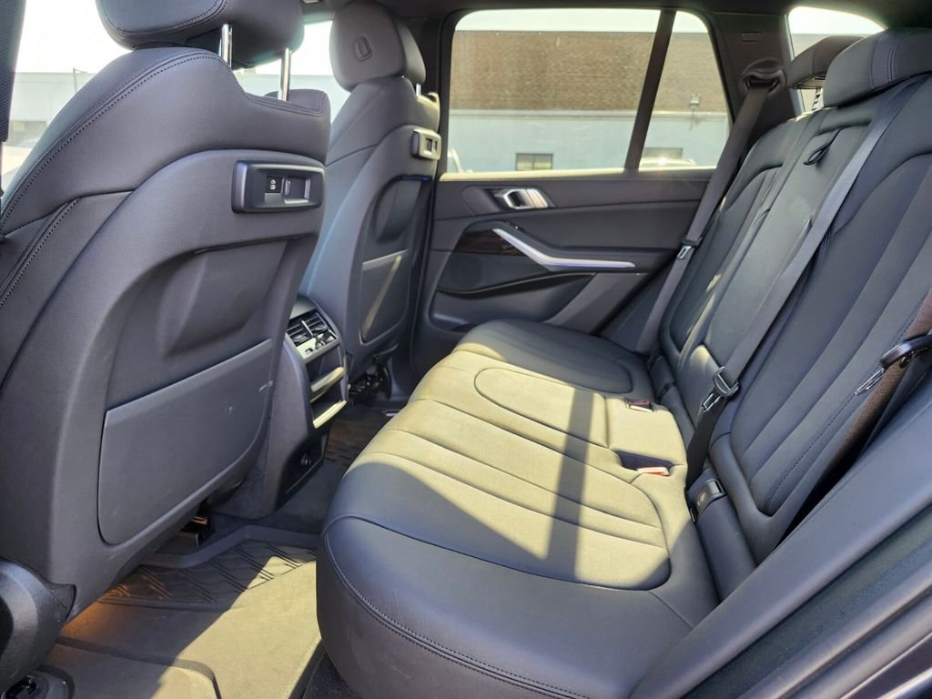 Used 2019 Gray BMW xDrive40i image 17