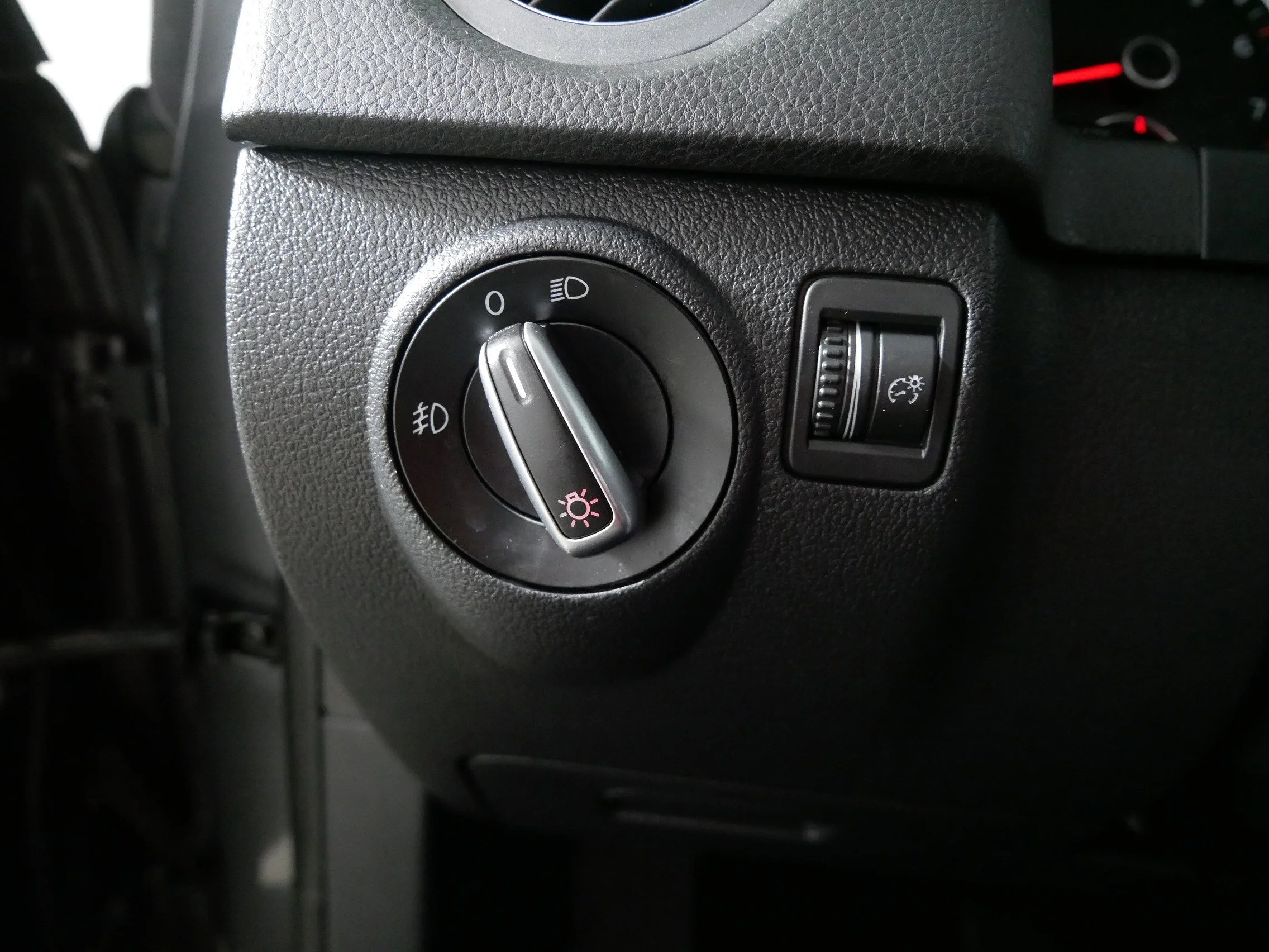 Used 2014 Pepper Gray Metallic Volkswagen SE image 26