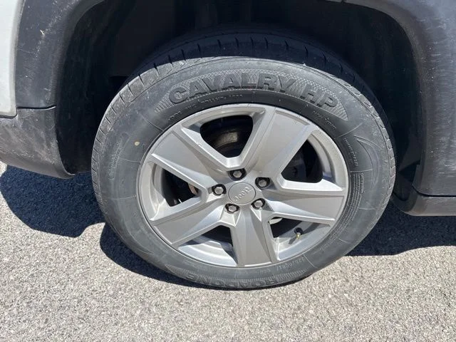 Used 2022 White Jeep Latitude image 10