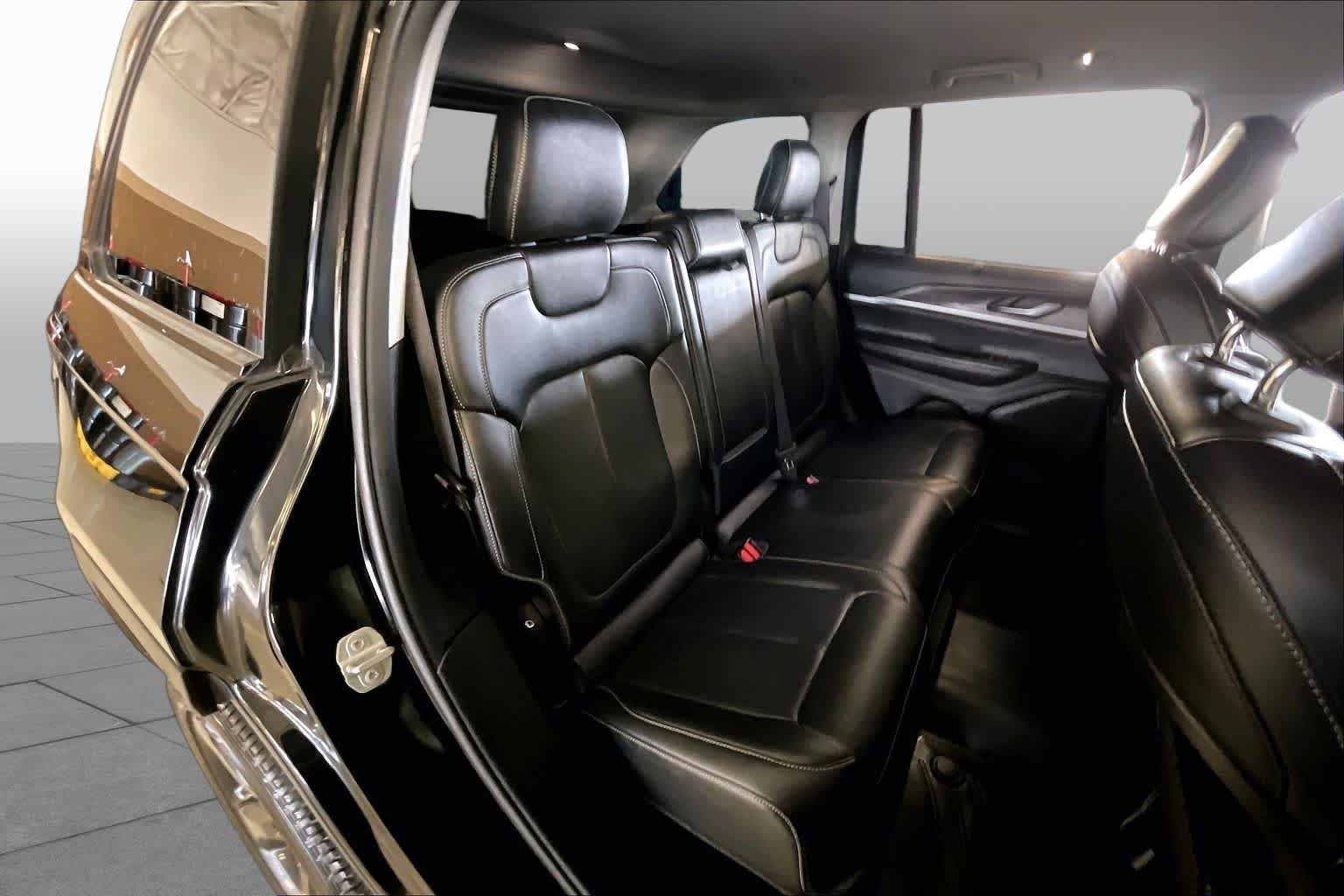 Used 2023 Diamond Black Crystal Pearlcoat Jeep Limited image 16
