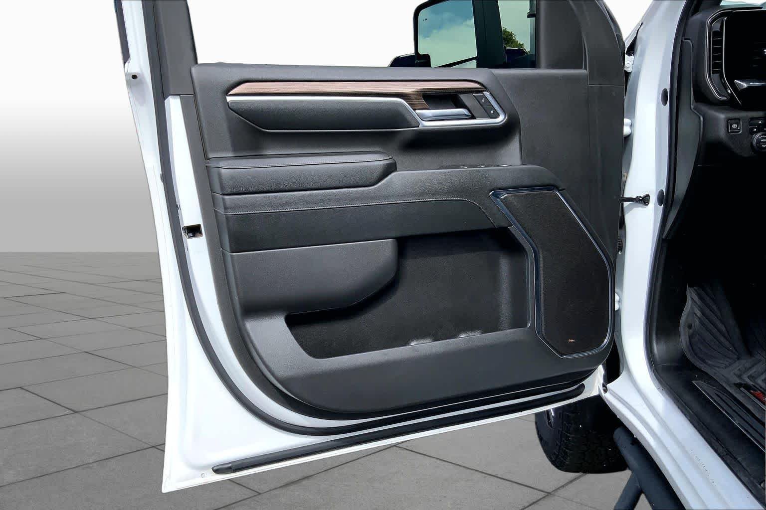 Used 2024 Summit White Chevrolet LT image 22