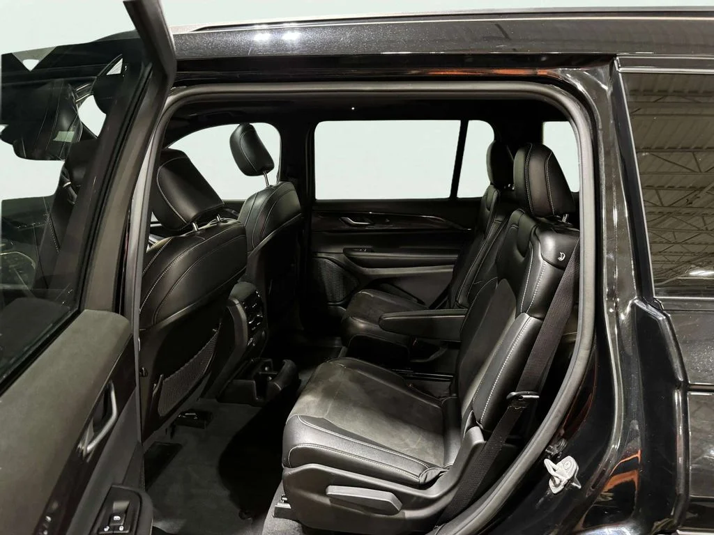 Used 2023 Black Jeep Altitude image 23