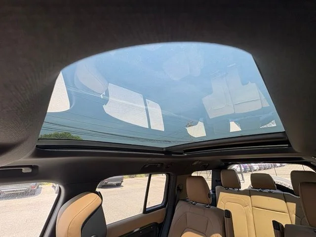 New 2026 Woolstone Green Land Rover X-Dynamic SE image 41