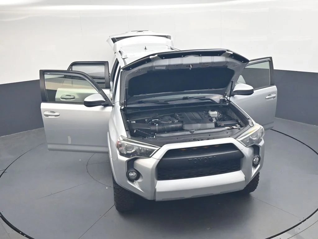 Used 2017 Classic Silver Metallic Toyota SR5 image 37