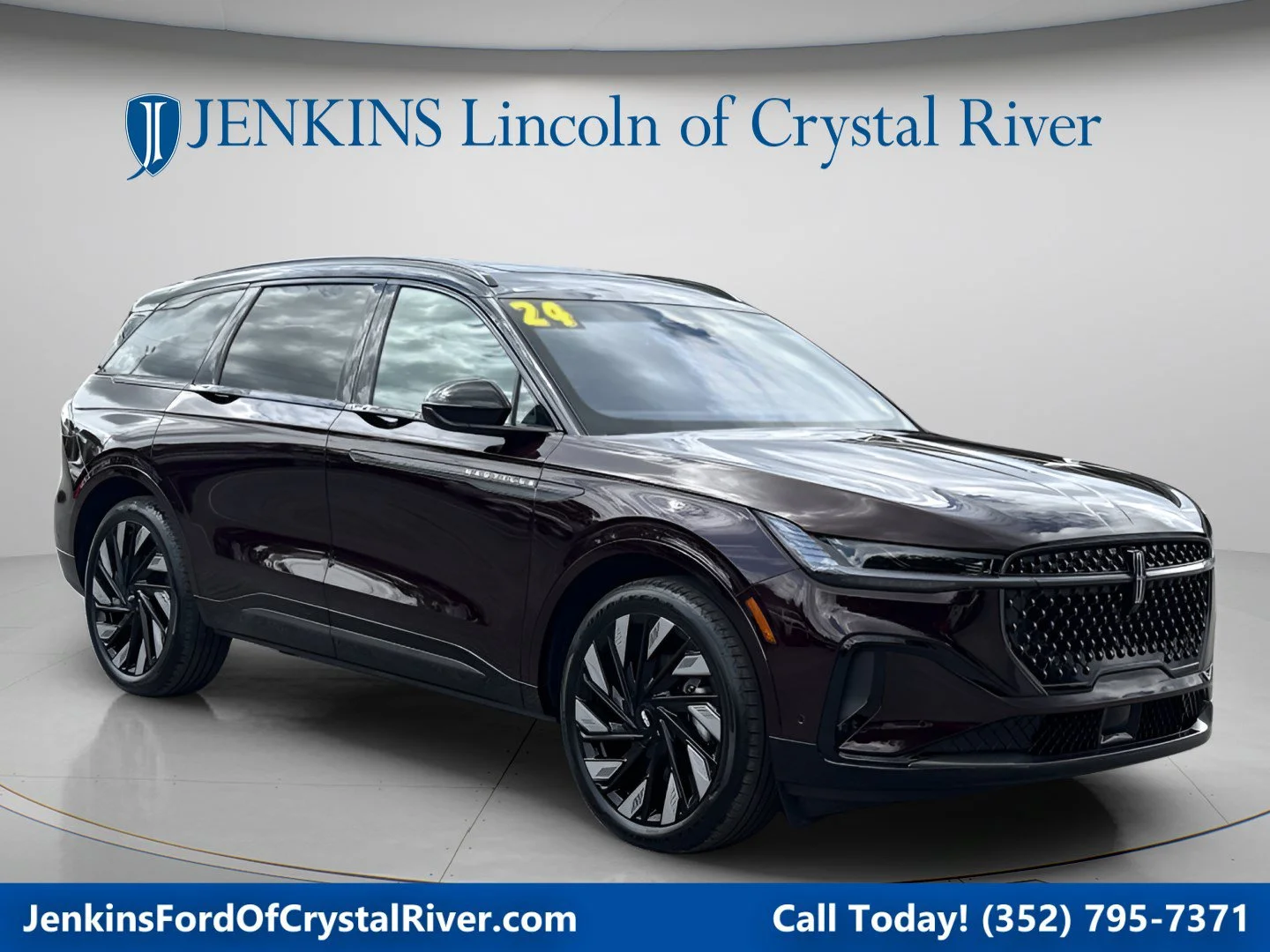 Used 2024 Diamond Red Metallic Clearcoat Lincoln Reserve image 1