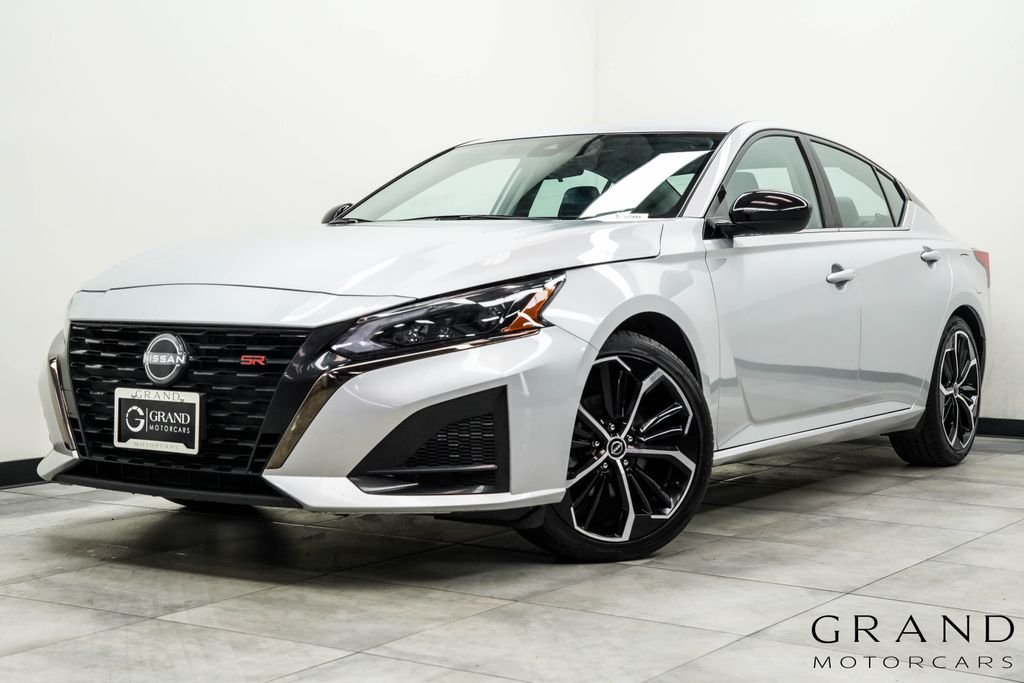Used 2024 Silver Nissan 2.5 SR image 1
