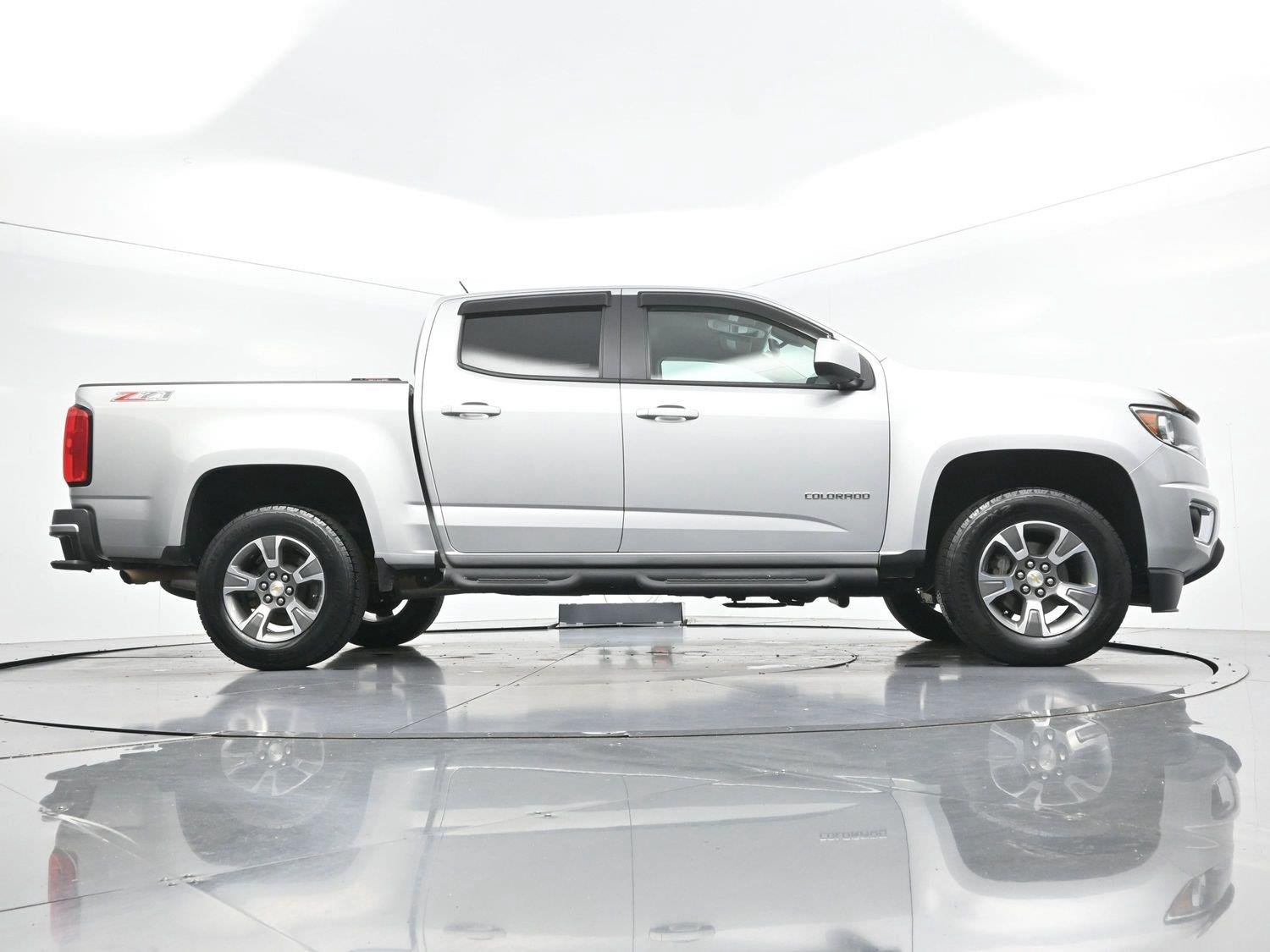 Used 2018 SILVER ICE METALLIC Chevrolet 4WD Z71 image 54