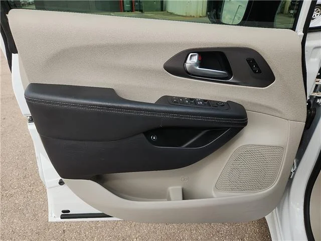 Used 2024 White Chrysler Select Front-Wheel Drive Passenger image 12