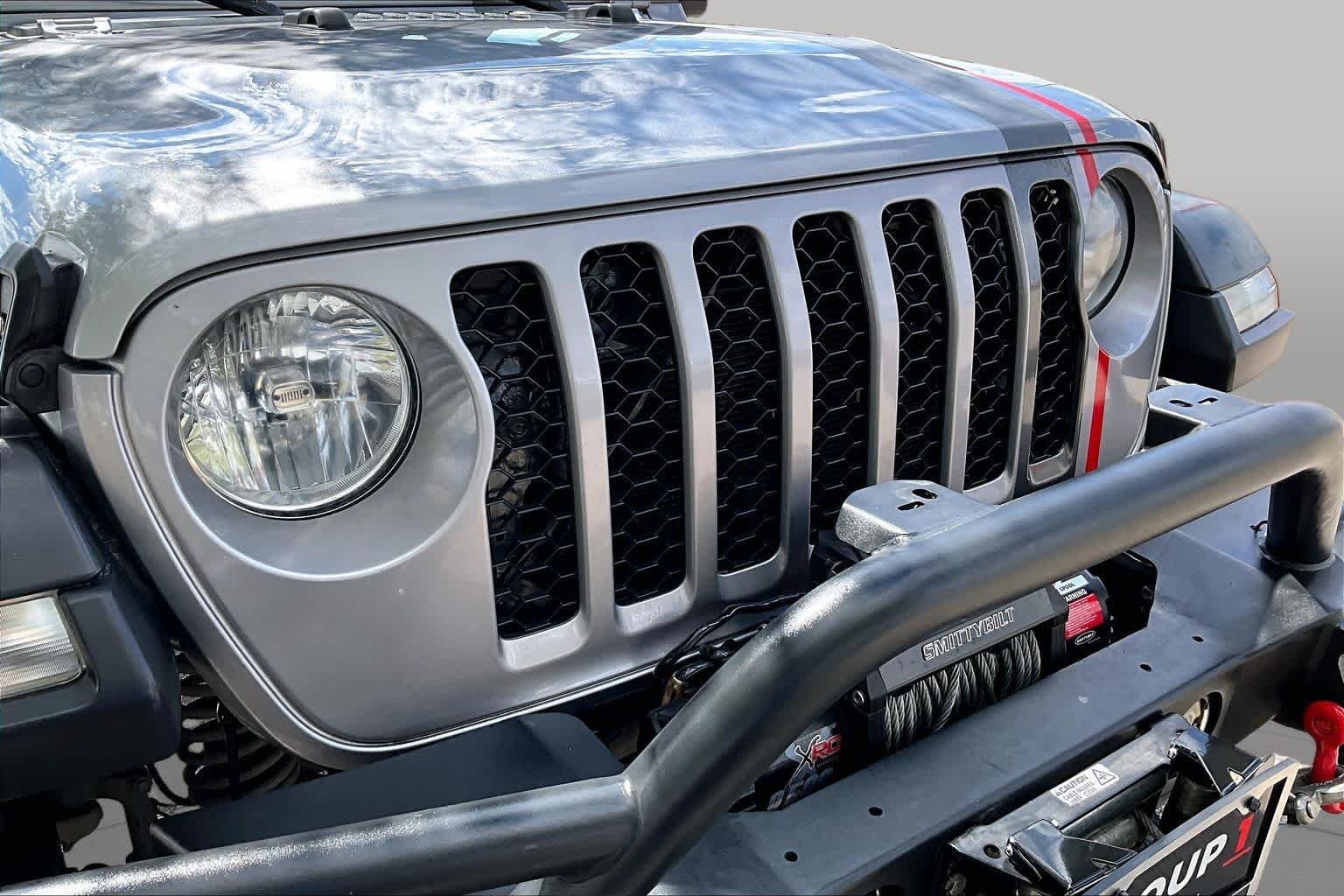 Used 2020 Billet Silver Metallic Clearcoat Jeep Sport S image 28