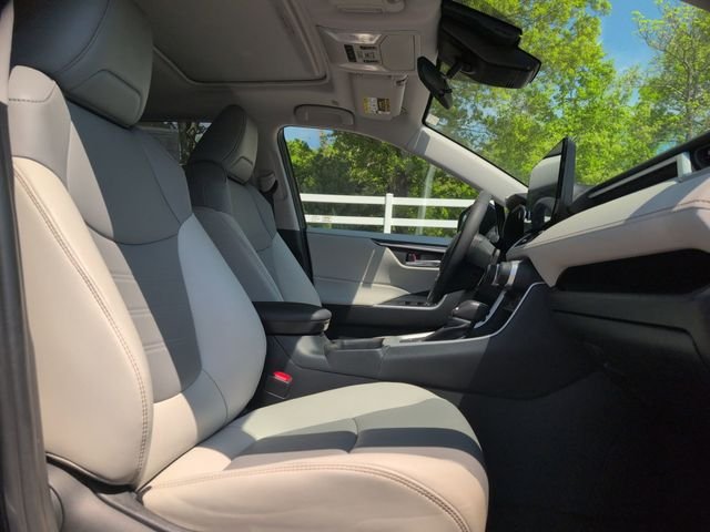Used 2023  Toyota XLE Premium image 27