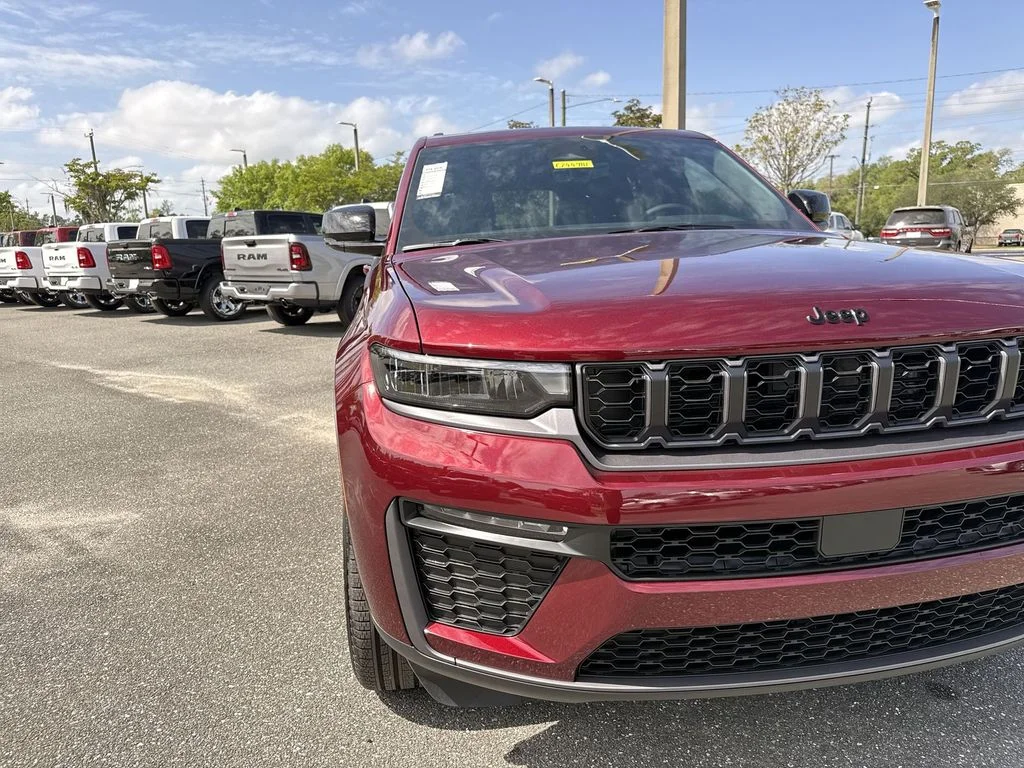 New 2026 Velvet Red Pearl-Coat Exterior Paint Jeep Limited image 9