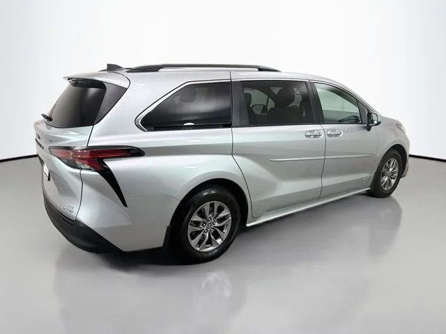 Used 2021 Silver Toyota XLE image 7