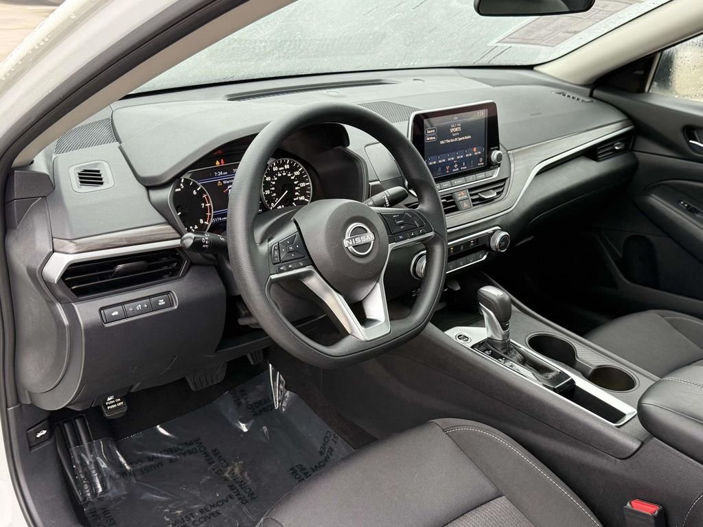 Used 2025 White Nissan 2.5 SV image 2