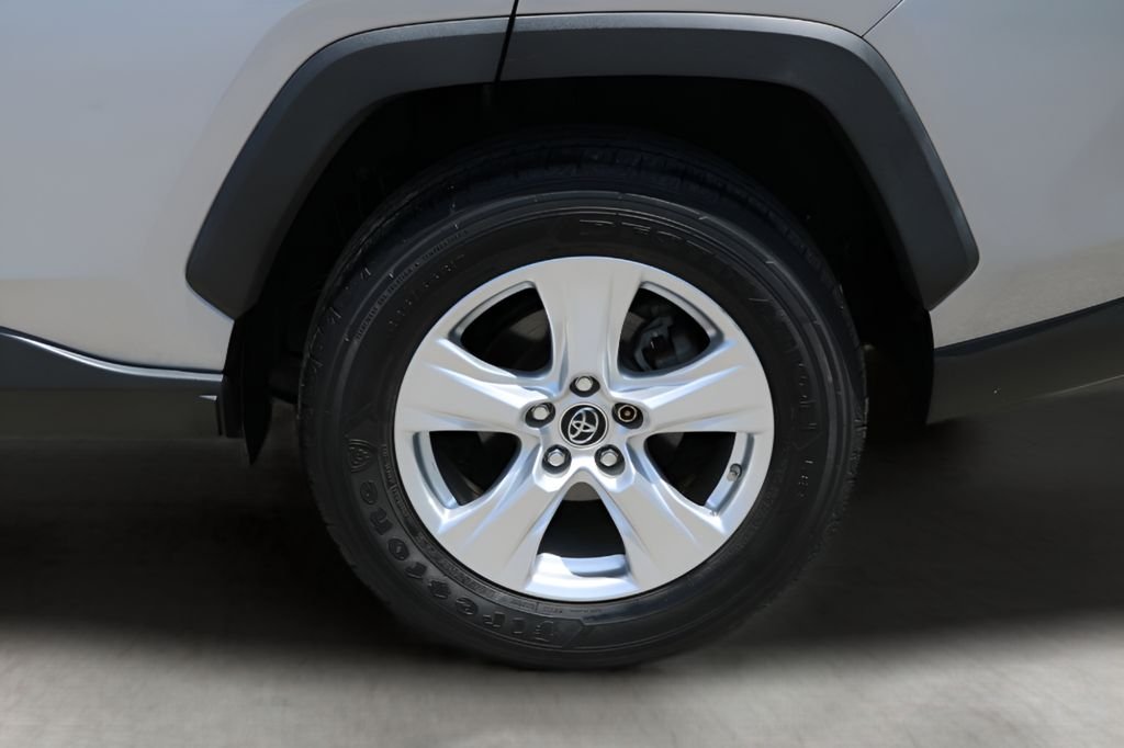 Used 2019 Silver Toyota XLE image 9