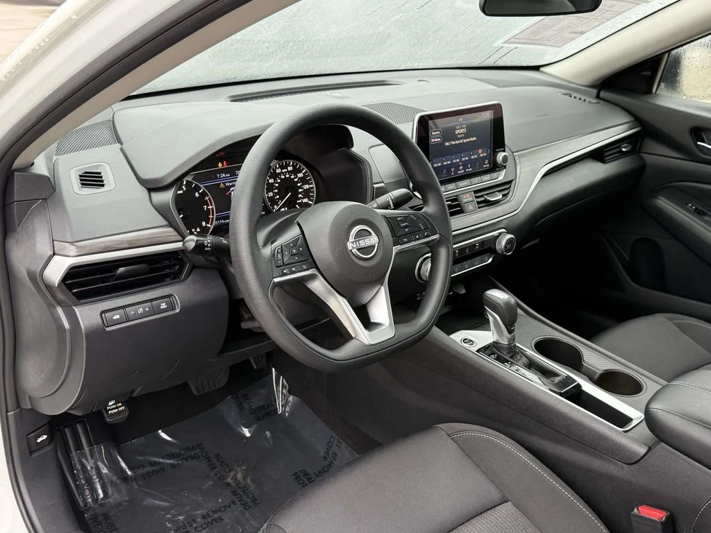 Used 2025 White Nissan 2.5 SV image 2