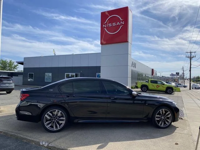 Used 2017 Black BMW M760i image 7